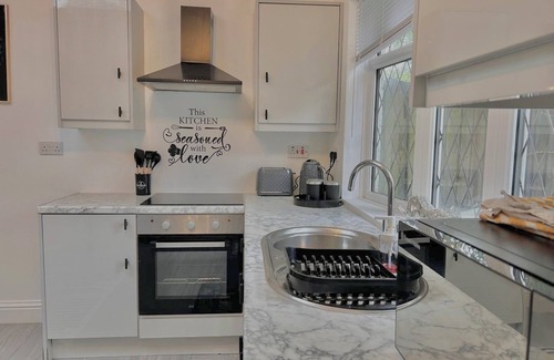 Acocks Green House | Vibrant Bungalow 2 bedroom apartment, secure private parking