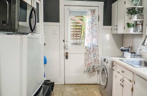 Clifton Apartment | Vibrant Clifton Retreat Near Dining & Attractions