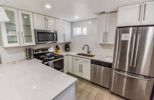 Berkley House | Vibrant & Cozy Two Bedroom Lower Unit King Beds