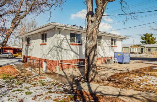 Berkley House | Vibrant & Cozy Two Bedroom Lower Unit King Beds
