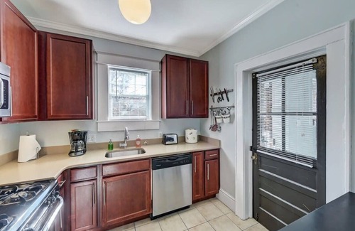 Dilworth Condo | Vibrant Dilworth 2BR King Condo | Porch | Walkable