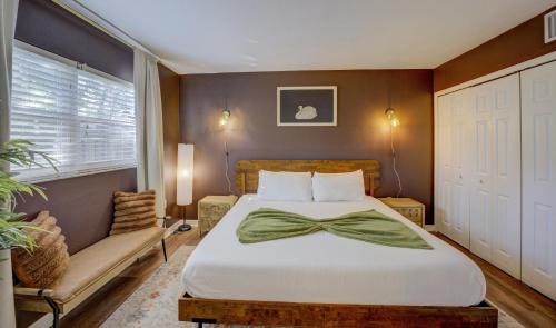 Arlington Park Apartment | Vibrant Modern Escape, Walk To Dining, Near Beach