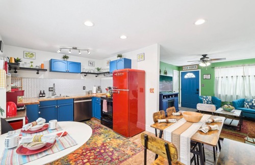 Lamar Heights Area House | Vibrant Pet and Family friendly fully fenced yard great location