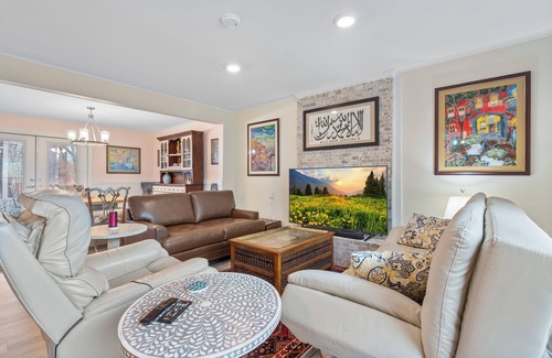 Durham House | Vibrant & Spacious Family Home Near Downtown