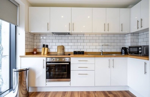 Salford Apartment | Vibrant Stay in Salford Quays