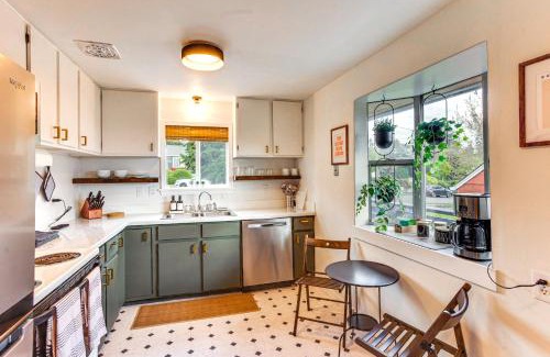 Central Tacoma House | Vibrant Tacoma Retreat, Near Point Defiance Park!