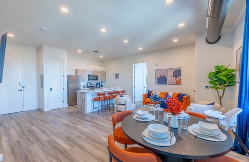East Orange Apartment | Vibrant Visit near Airport! Free Parking, 2 Baths & Sleeps 8! ✨20% OFF 7 days✨