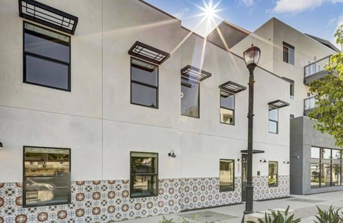 Vista Apartment | Vibrant Vista Stay, Short Stroll To Downtown