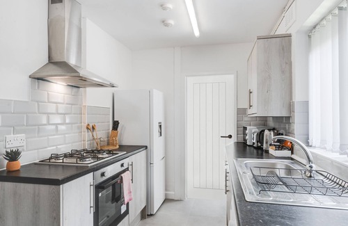 Liverpool House | Vichy - Strathcona Suites, 3 Beds Houses in Wavertree