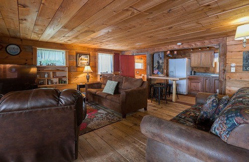 Eddington Cabin | Victoria Cottage on Chemo Pond, Dogs Welcome