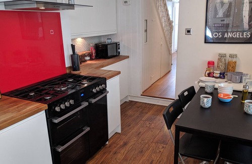 Exeter House | Victoria House Exeter - Sleeps 10 People