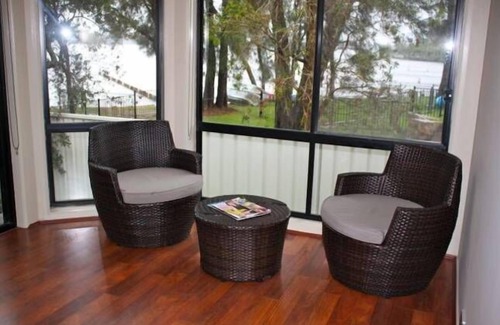 Bonnells Bay House | Victoria Lakeside House