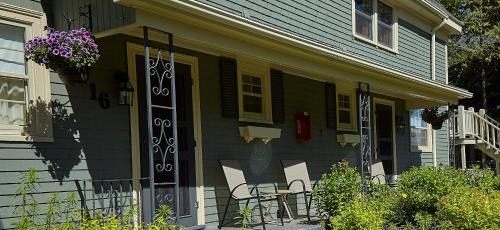 Wolfville Hotel | Victoria's Historic Inn