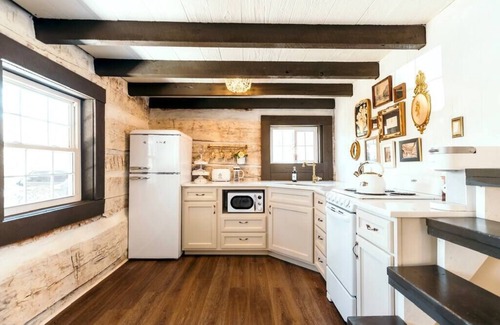 South Bloomingville Cabin | Victorian French Cottage w/Hot Tub: Hocking Hills