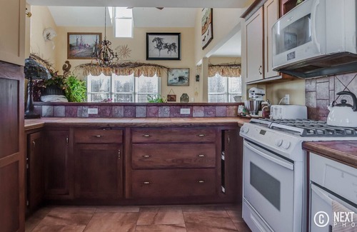 Lapeer Bed & Breakfast | Victorian Farm House surrounded by 30 of Rolling farm & animals