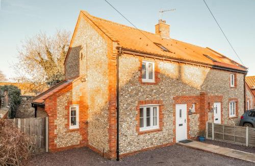 Little Walsingham House | Victory Cottage