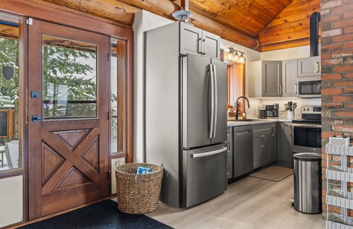 Vernon Apartment | View Point Lodge - View, Hot Tub, Sauna, Cold Plunge