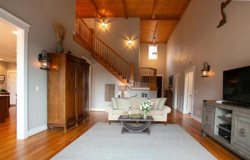 Laurel Ridge House | Viewmont Deck, Fire Pit & Breathtaking Mountain Views!
