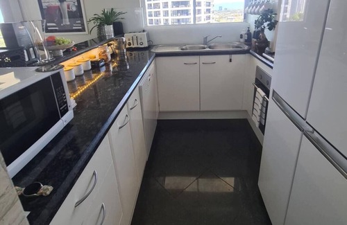 Main Beach Apartment | Views, Central to Beach, Restaurants, Tram & Clubs