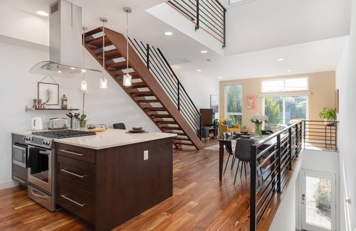 Eastlake House | Views of the Space Needle & Lake Union w/Parking!