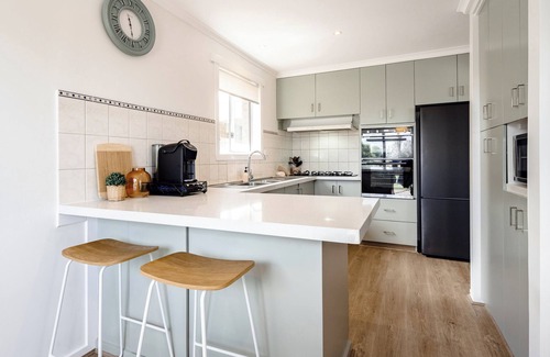 Clifton Springs House | Views on the Avenue By Host on the Coast