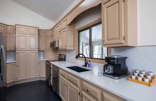 McGaheysville Cabin | Views & Privacy! Sleeps 12, theater, hot tub, and pool table