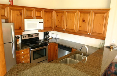 Blackcomb House | Views! Spacious 2-bed 2-bath corner townhouse, close to lifts and Village.