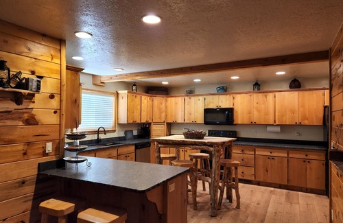 Long Valley Junction Cabin | Views! Spacious Cabin central to Bryce & Zion National Park!