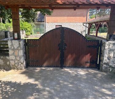 Veliko Gradiste Apartment | Vikendica sa bazenom Beli bagrem