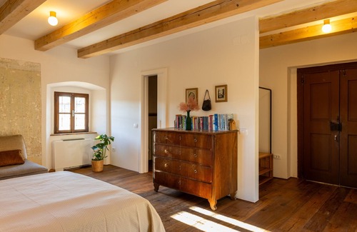Slap House | Vila Kobdilj 1835 – Room Rozina | Deluxe Triple with Historic Detail