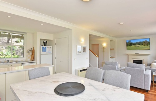 Pokolbin Villa | Villa 2br Heafy Lodge Villa located within Cypress Lakes Resort