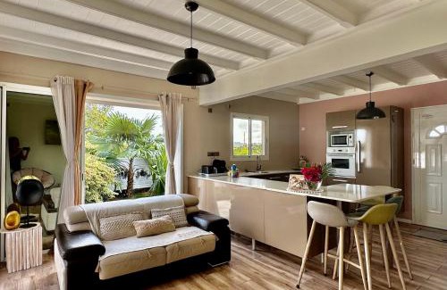 Le Lamentin House | Villa 4 étoiles MWoodsuite MartiniqueSun - Coquet & Central avec piscine et jardin privé
