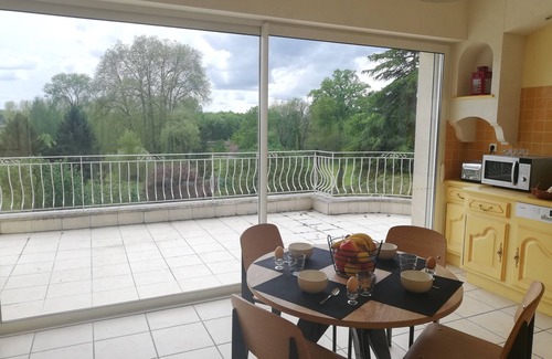 Montbron Villa | Villa 4 Avec Vue, Piscine et Parc de Château