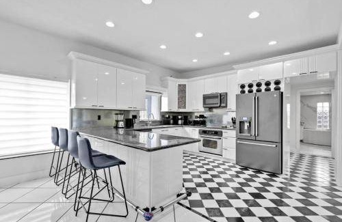 Poinsettia Heights Villa | Villa ∙ 5 bedrooms ∙ 12 guests