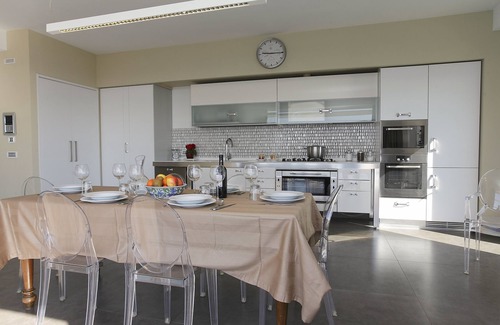 Ragusa Villa | Villa Afrodite for groups:infinity pool,tennis court,bbq,wi-fi and amazing views