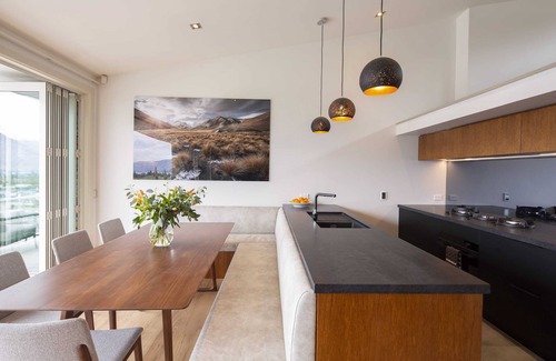 Queenstown City Centre Villa | Villa Antrim | Lake Views, Gas Fire, Hot Tub