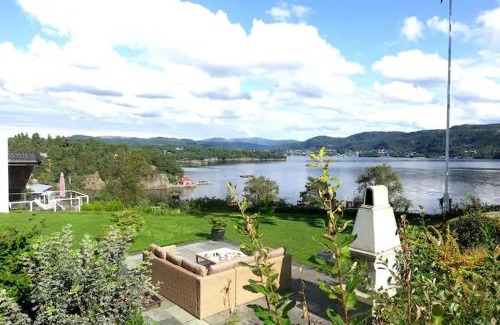 Ytrebygda Villa | Villa Arboretet - Seaside villa with private pool & infrared sauna in the heart of Arboretet, Bergen