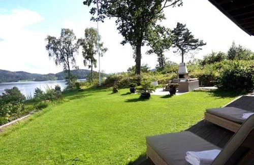 Ytrebygda Villa | Villa Arboretet - Seaside villa with private pool & infrared sauna in the heart of Arboretet, Bergen