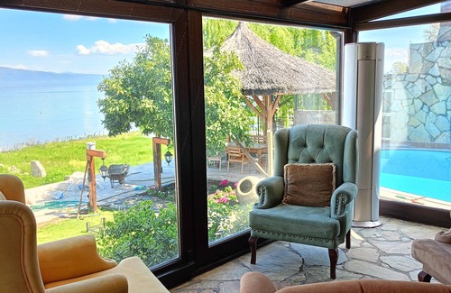 Orhangazi Villa | Villa Atroa Lakehouse - 4 Bedroom Villa on İznik Lake