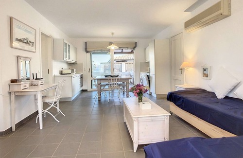 Plepi Villa | Villa 'Beach , Swimming Pool For 8' with Sea View, Wi-Fi and Air Conditioning