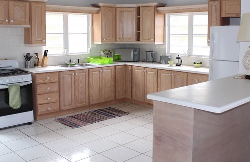 Charlestown House | villa Benito 3 minutes from, bars restaurant beach and four Seasons Golf Course