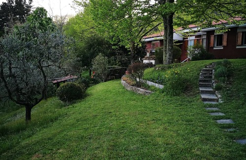 Vaiano House | Villa bifamiliare panoramica in collina con grande giardino