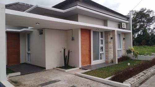 Depok Villa | Villa Bougenville Inn