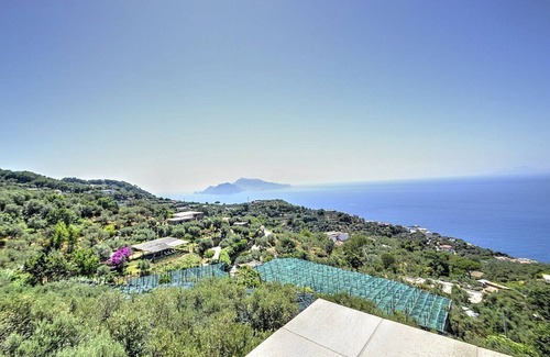 Schiazzano Villa | Villa Carminia Grande: A splendid and luminous three-story villa located on the coast in front of the island of Capri, with Free WI-FI.