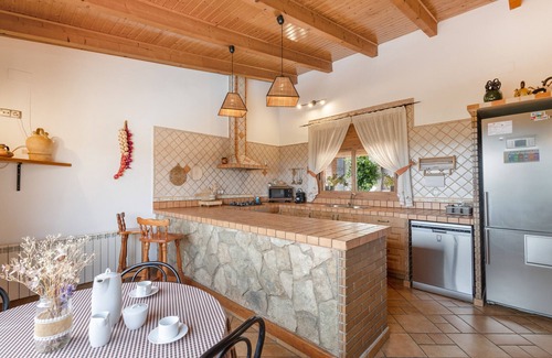 Subirats Villa | Villa 'Casa Les Vinyes' with Mountain View, Wi-Fi and Air Conditioning