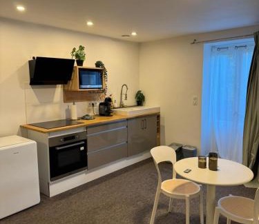 Brive-la-Gaillarde Apartment | Villa Chadourne - Love Room LIBERATION
