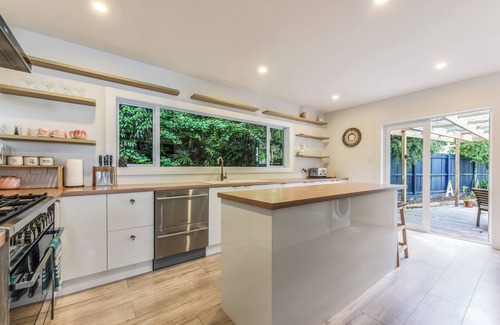 Nelson South House | Villa Charm - Nelson Holiday Home