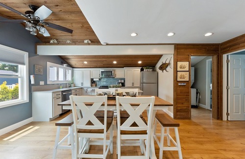 Del Haven House | Villa Cottage w/Hot Tub+Fenced Yard–Pet-Friendly!