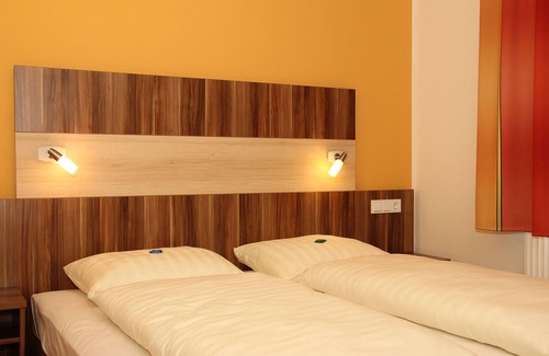 Klingenberg am Main House | Villa Croatia & Restaurant Adria