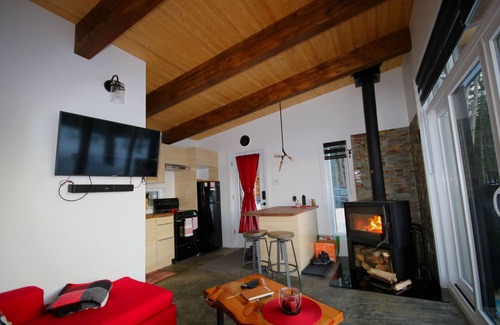 Saint-Simon Ski Chalet | Villa du Cerf – Private Spa, Indoor & Outdoor Fireplace, and Access to the River